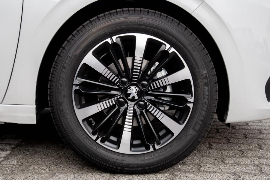 Колеса Peugeot 208 Signature 2018 года  (фото 12 из 17)
